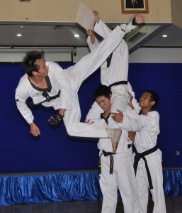 Atlet taekwondo Jatim saat memperagakan tendangan lingkar atas