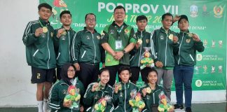 Ketua Komite Olahraga Nasional Indonesia (KONI) Kabupaten Blitar, Tonny Andreas didampingi Ketua PSTI Kabupaten Blitar, Hendra Eka Putra berfoto bersama atlet-atlet sepak takraw usai Upacara Penghormatan Pemenang di Amanda Sport Center, Sabtu (2/7/2022).