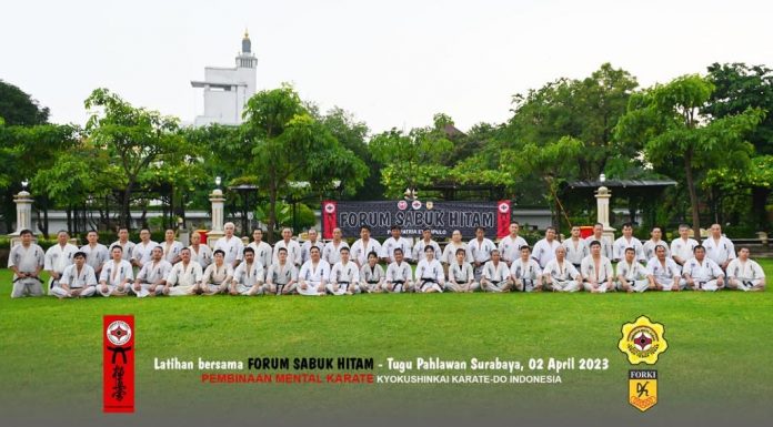 Karateka Sabuk Hitam Kyokushinkai Latihan di Lapangan Tugu Pahlawan